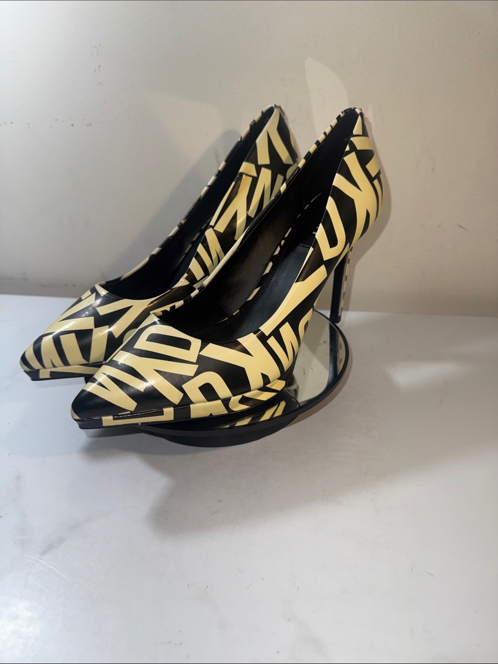 DKNY Lexi Logo Black and Cream Graphic Pointed-Toe Pumps - Size 8 - Picture 4 of 16
